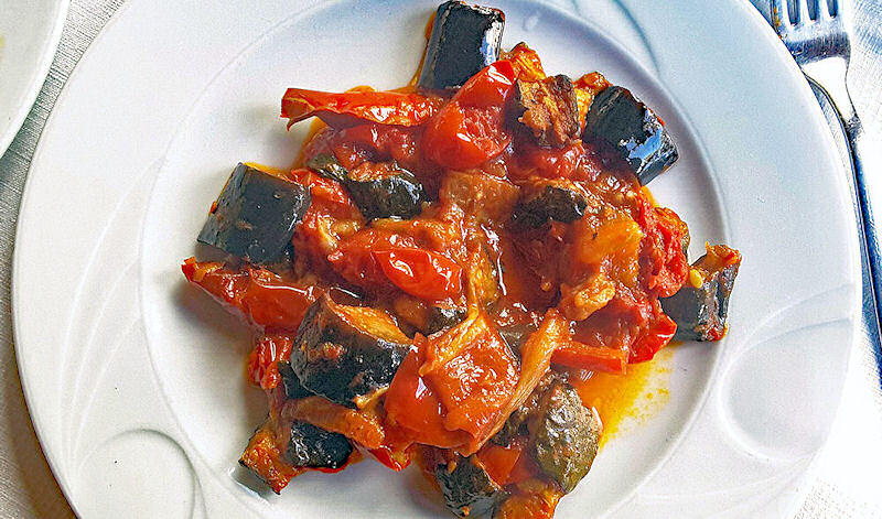 Ciambotta con melanzane, pomodorini, zucchine e peperoni fritti